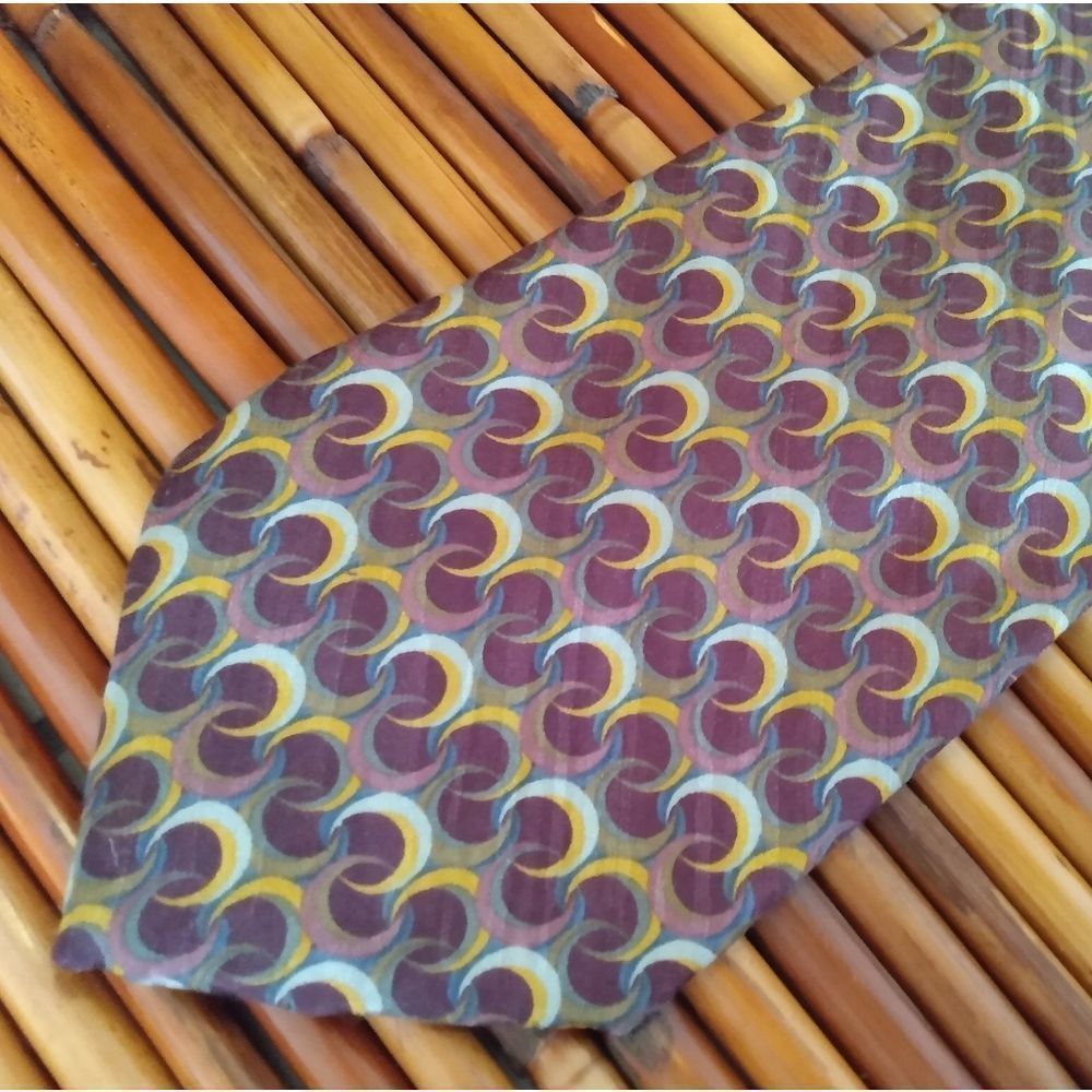 EUC JHANE BARNES Burgundy w/Crescent Moon Shapes 100% Silk Men's Neck Tie